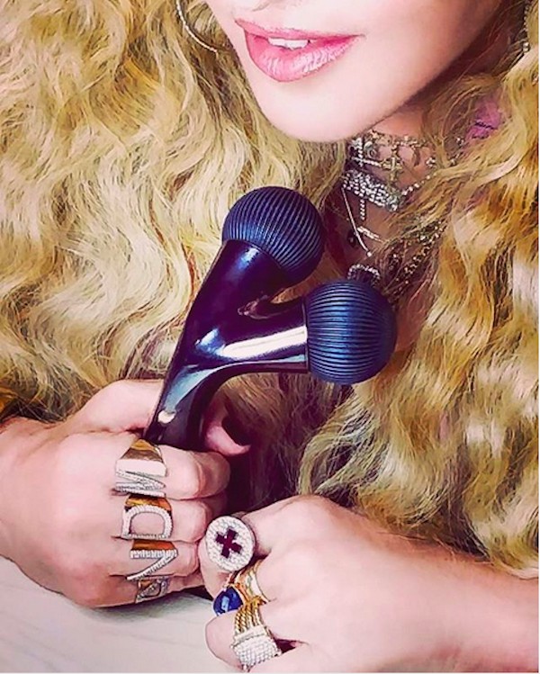 A cantora Madonna com o esfoliador confundido com um sex toy (Foto: Instagram)