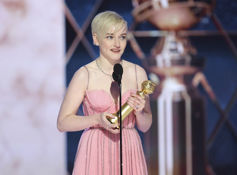 Julia Garner agradece pelo prêmio de melhor atriz coadjuvante em série por 'Ozark' no Globo de Ouro 2023 — Foto: Rich Polk/NBC via AP