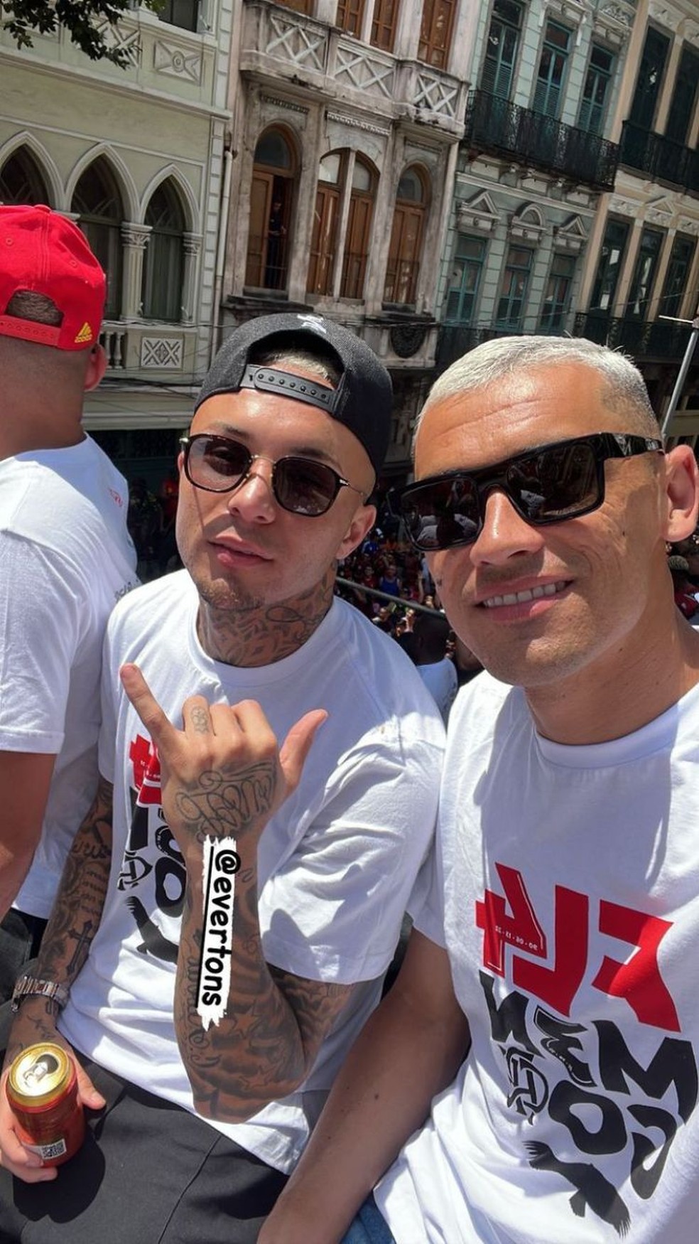 Ceboliha e Santos fazem selfie em cima do trio el&eacute;trico  &mdash; Foto: Reprodu&ccedil;&atilde;o/ Instagram 