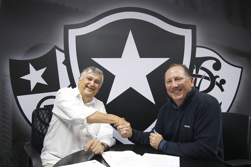 Durcésio Mello e John Textor selam acordo da SAF Botafogo (2021) — Foto: Divulgação/BFR