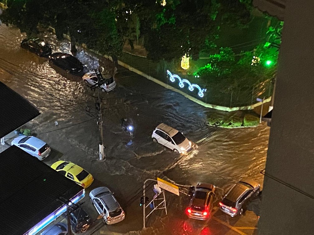Carro volta na contra-mão após entrar em rua inundada em Niterói, RJ — Foto: Thabata Novaes/Arquivo Pessoal