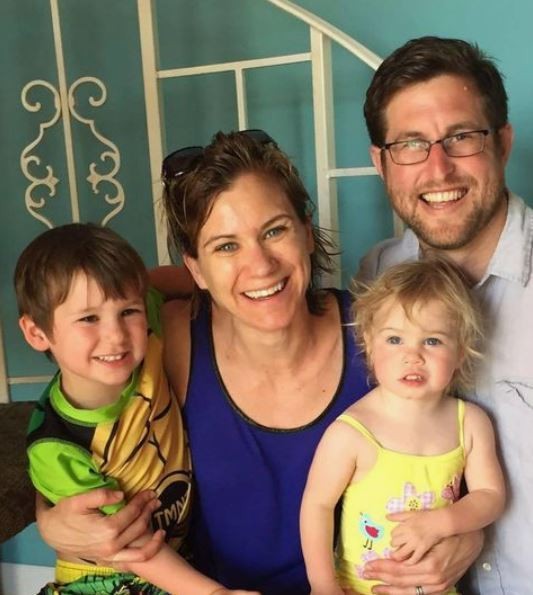 Maeve Kennedy com o marido, David McKean, com os filhos mais novos, Gideon e Gabriella (Foto: Reprodução/Instagram)