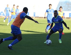 Enderson confirma Fernandinho em treino com corneta de fã em Barcos