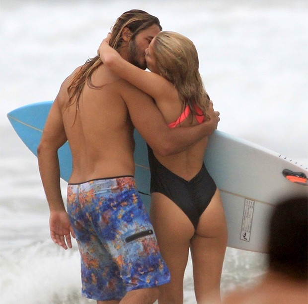 Isabella Santoni é fotografada aos beijos em praia carioca (Foto: Agnews)