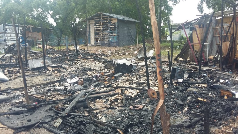 IncÃªndio destruiu seis casas em comunidade no Barro, na Zona Oeste do Recife (Foto: Danilo Cesar/TV Globo)