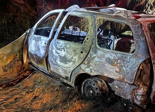 Grave acidente termina com três mortos e carro incendiado na BR-365 