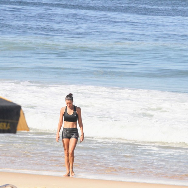 Luiza Valdetaro na Praia do Leblon (Foto: Daniel Delmiro/AgNews)