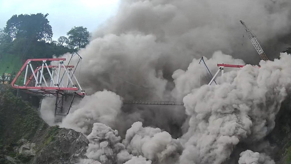 Nuvem de cinzas da erupção do vulcão Semeru cobre uma ponte em Lumajang, na Indonésia, em 4 de dezembro de 2022 — Foto: Antara/Agência de Mitigação de Desastres da Indonésia via Reuters