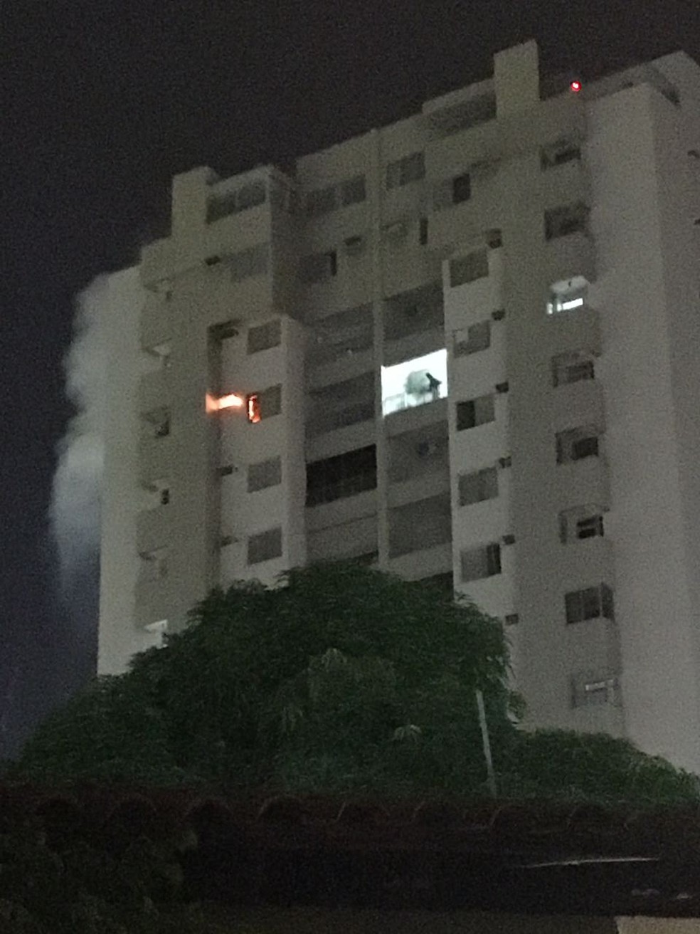 Foto mostra incêndio em apartamento, na noite dessa quarta-feira, em Cuiabá (Foto: Arquivo pessoal)