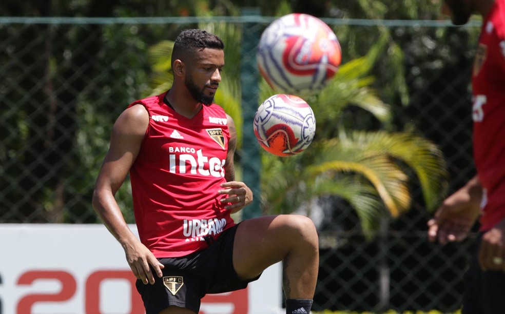 Reinaldo no treino do São Paulo — Foto: Rubens Chiri / saopaulofc.net