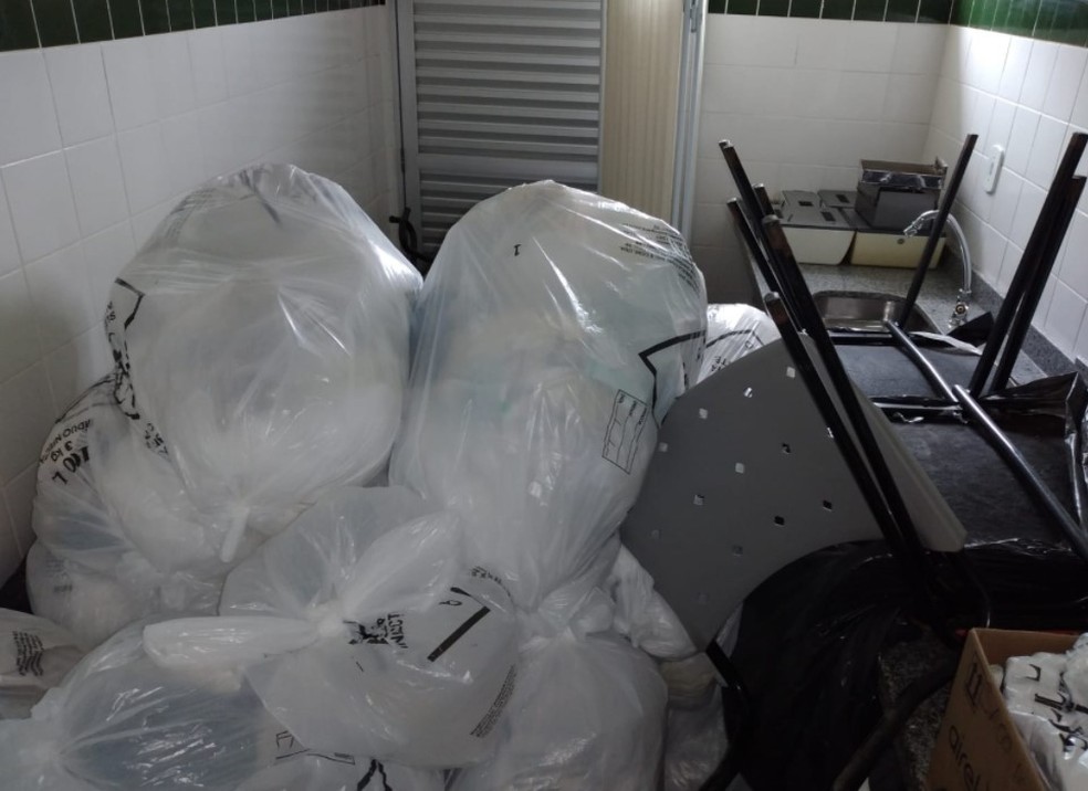 Durante fiscalização, CRM-AC acha lixo hospitalar acumulado em Unidade Básica de Saúde de Rio Branco desde dezembro do ano passado — Foto: Divulgação/CRM-AC