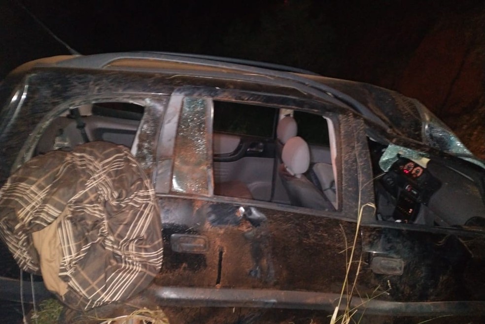 Carro cai em ribanceira e deixa mulher ferida na SP-457 &mdash; Foto: Arquivo pessoal/Valdecir Luis de Souza