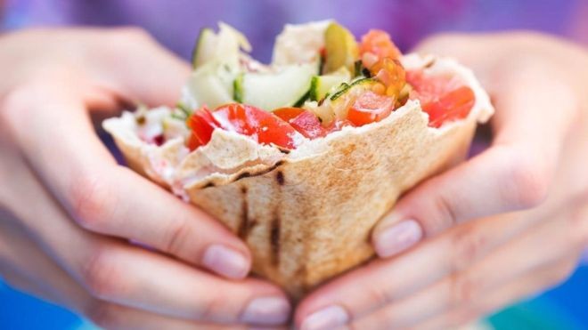 Pessoas que seguem dieta vegana ou vegetariana tendem a apresentar risco menor de desenvolver doenças cardíacas (Foto: Getty Images via BBC)