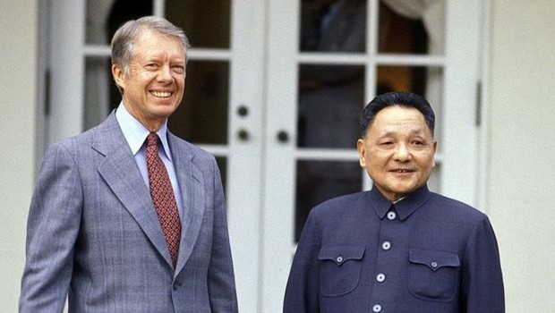 Deng Xiaoping (à direita) iniciou o processo de abertura da China - uma de suas viagens foi para os EUA em 1979, onde conheceu o então presidente Jimmy Carter (à esquerda) (Foto: GETTY IMAGES VIA BBC)