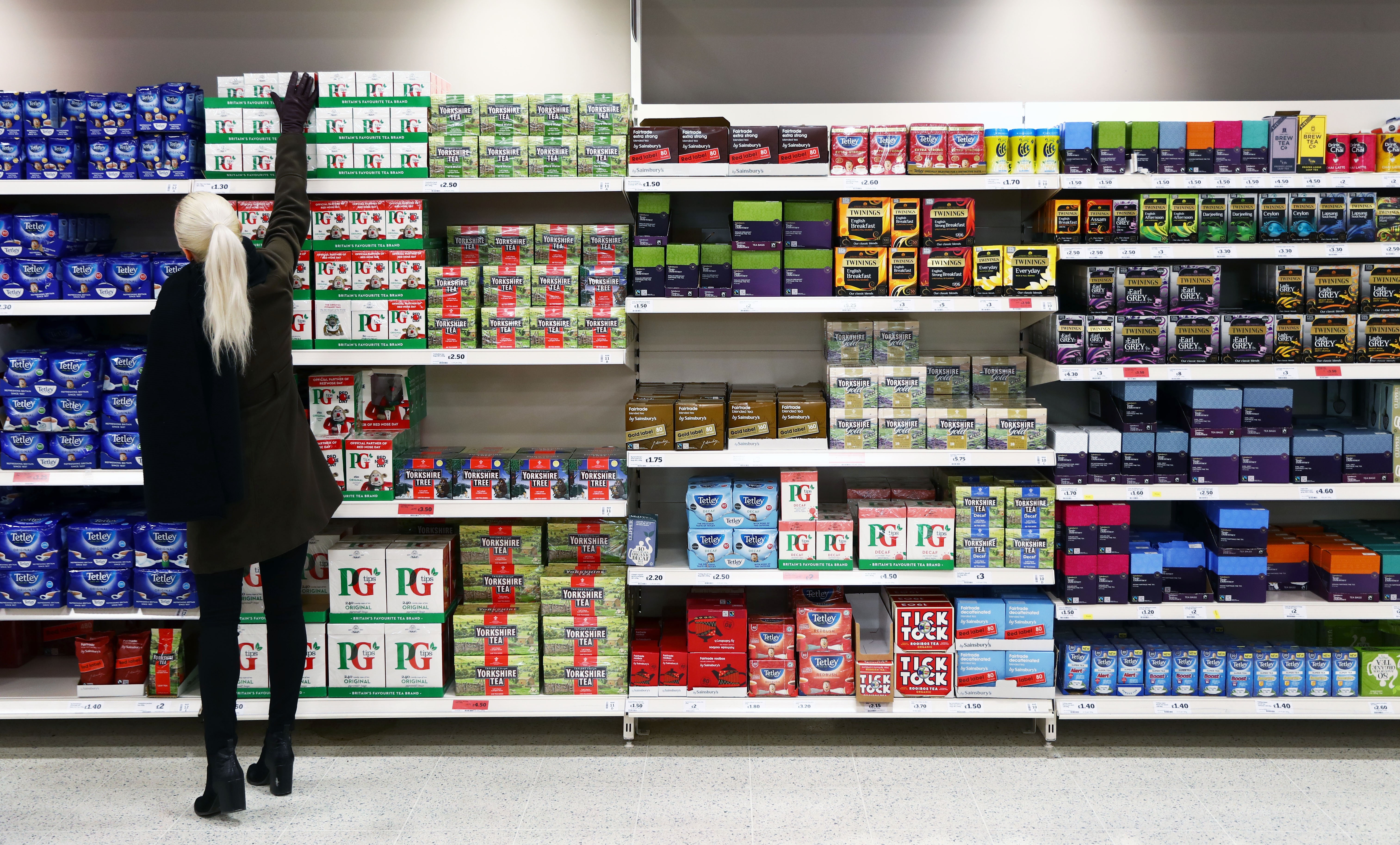 Consumidora tenta alcançar caixa de chá em supermercado, em Londres, Reino Unido  (Foto: REUTERS/Neil Hall)