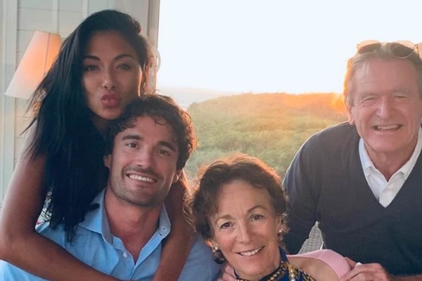 Thom Evans e Nicole Scherzinger  com a família dele em Portugal  (Foto: Reprodução Instagram )