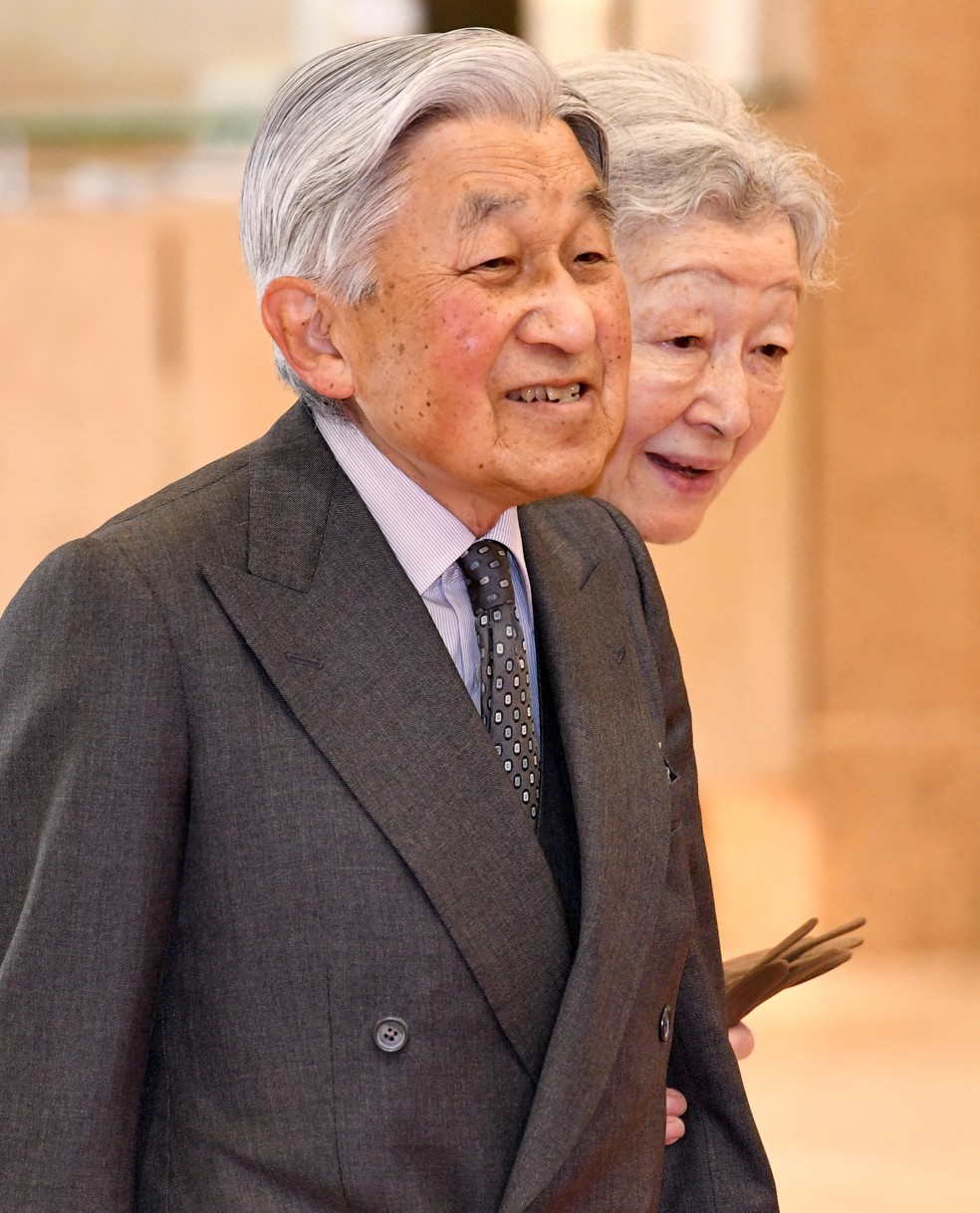 O imperador Akihito (na foto com a imperadora, Michiko), que está prestes a abdicar, é popular com a opinião pública japonesa. — Foto: Toshifumi Kitamura/AFP