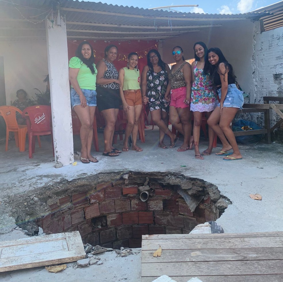 Mulheres caíram em buraco durante festa de aniversário na Bahia — Foto: Arquivo pessoal