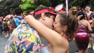Casal de beija durante o bloco Casa Comigo, que desfila em Pinheiros, na Zona Oeste de SP, neste sábado (11) — Foto: RENATO S. CERQUEIRA/FUTURA PRESS/FUTURA PRESS/ESTADÃO CONTEÚDO