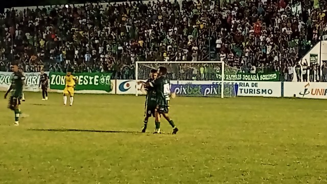 Gabriel e Romarinho comemoram o terceiro gol do Naça