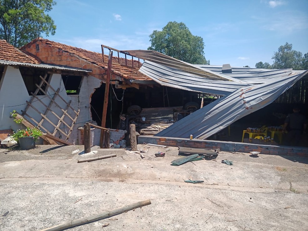 Homem morre após perder controle do carro e atingir bar às margens de rodovia em Guareí — Foto: Portal Guareí/Divulgação
