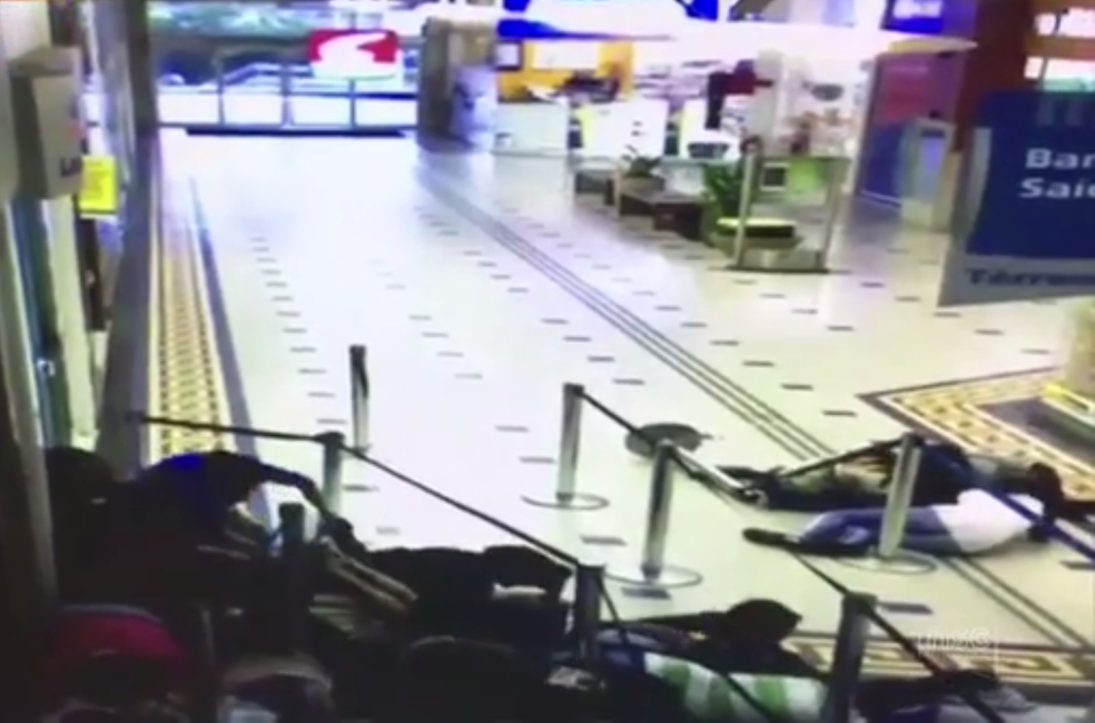 Clientes ficaram deitados no ch&atilde;o durante assalto  (Foto: NSC TV/Reprodu&ccedil;&atilde;o)