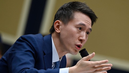 
CEO do TikTok enfrenta severo questionamento em Congresso dos EUA sobre seus laços com a China