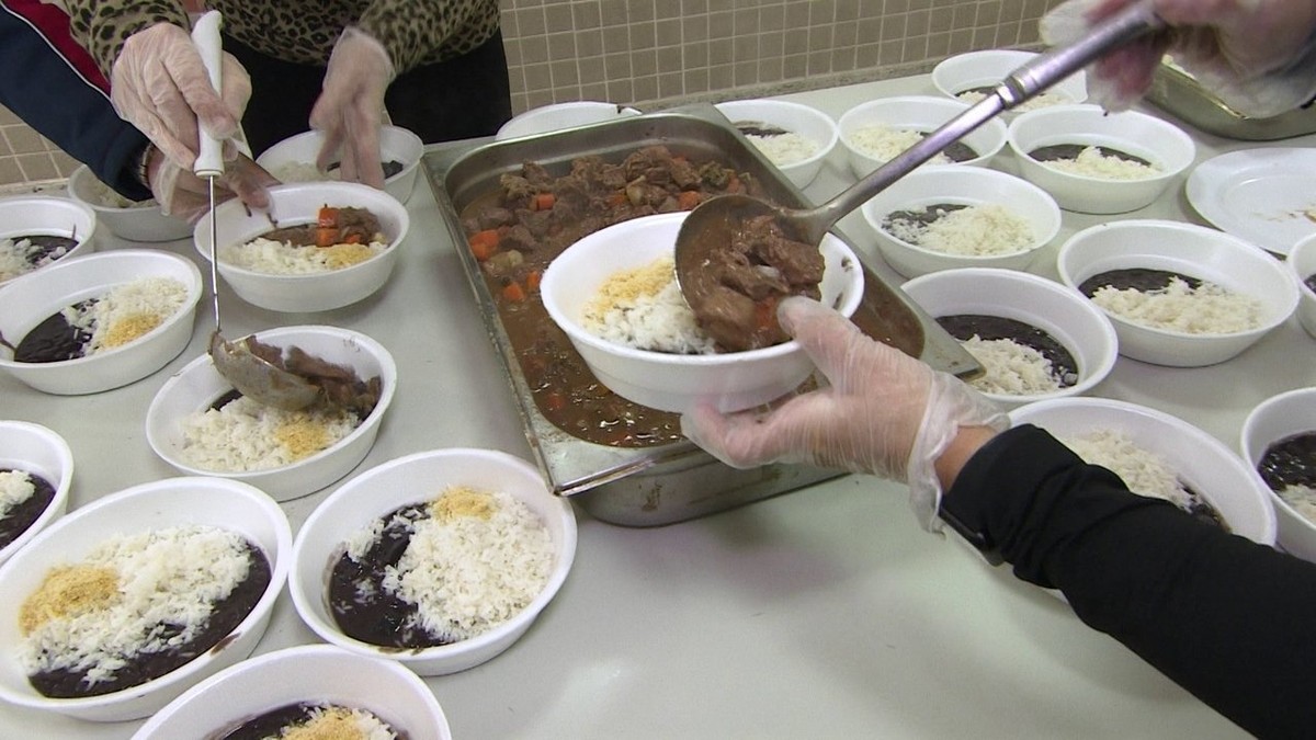 Empresários se unem e doam refeições para moradores de rua em São Paulo thumbnail