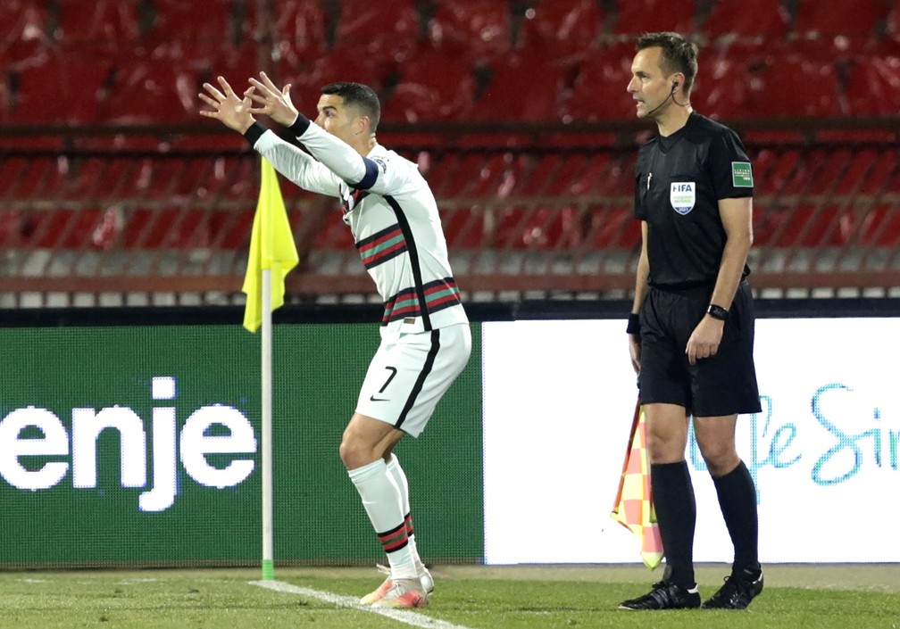 Cristiano Ronaldo segue indignado e grita para o árbitro holandês Danny Makkelie — Foto: Andrej Cukic/EFE