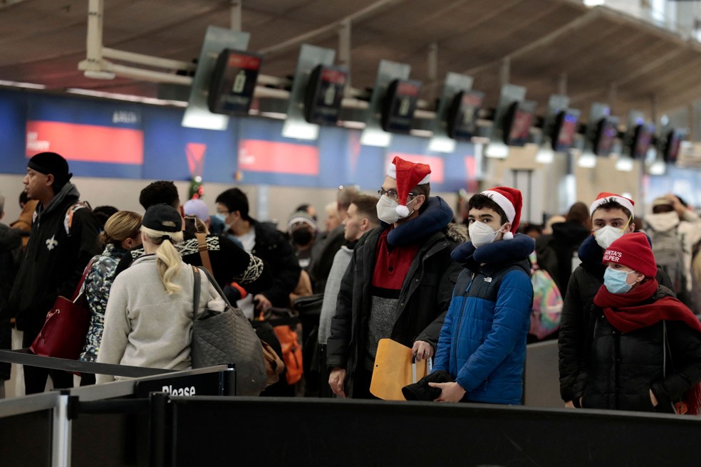 Voos cancelados por conta de nevasca de grandes proporções frustou passageiros — Foto: JEFF KOWALSKY / AFP