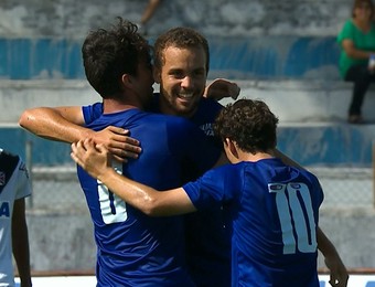 De olho no profissional, Hugo vibra por atuação decisiva contra Vasco