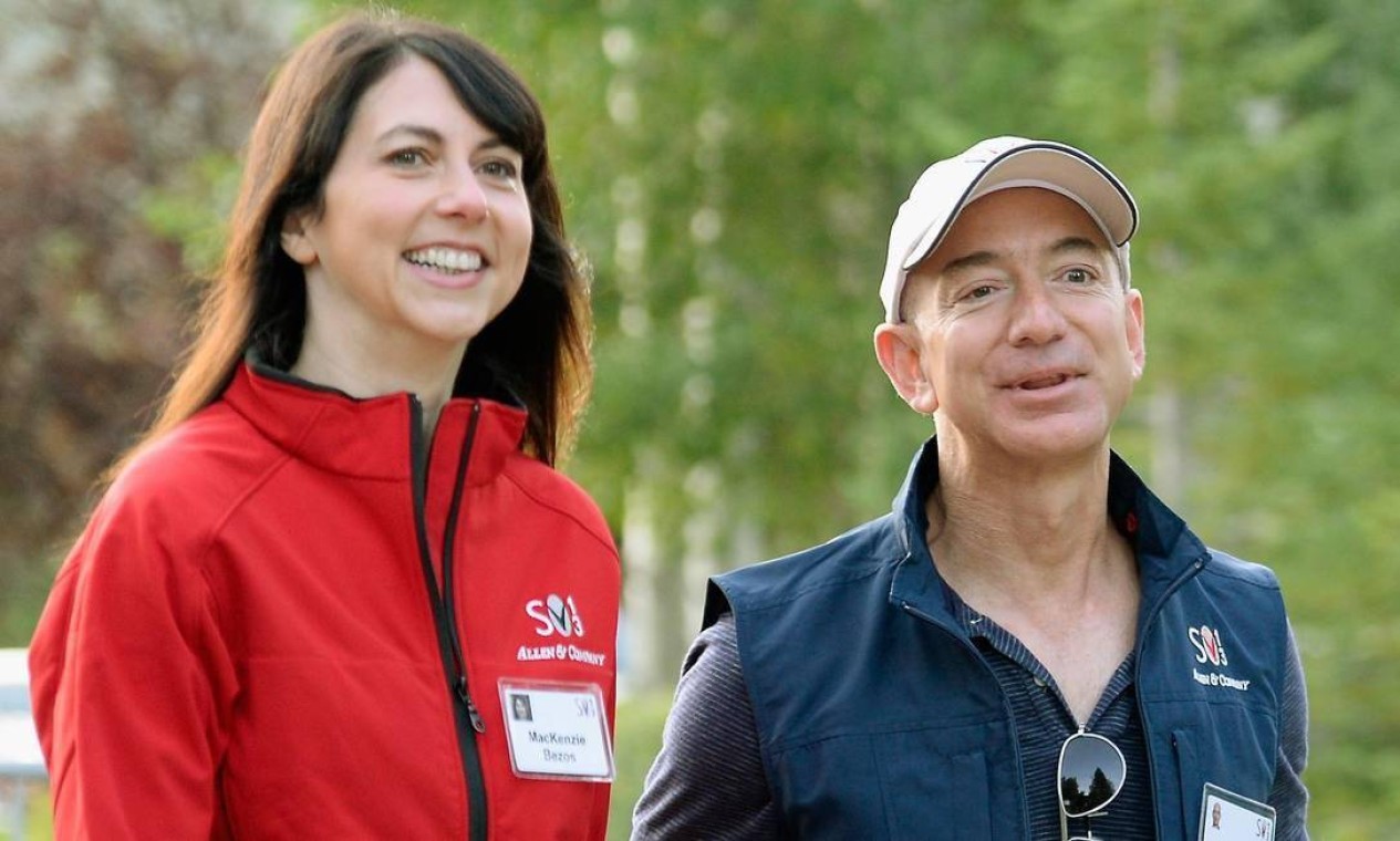 Mackenzie e Bezos dividiram US$ 137 bilhões, o mais caro divórcio de que se tem notícia  — Foto: KEVORK DJANSEZIAN / AFP