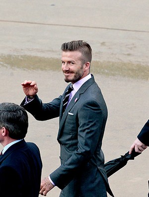 Beckham em cerimônia de entrega da tocha olímpica para Londres (Foto: Reuters)