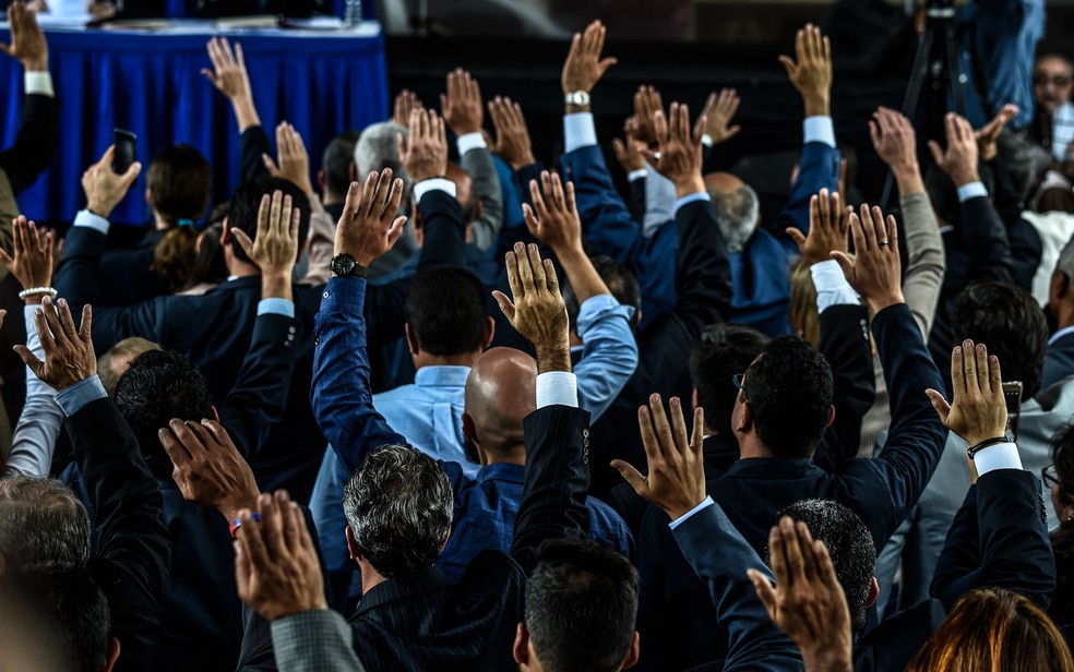 Juízes nomeados pela Assembleia Nacional da Venezuela, controlada pela oposição, prestam juramento durante cerimônia em Caracas, na sexta-feira (21) (Foto: Juan Barreto/AFP)