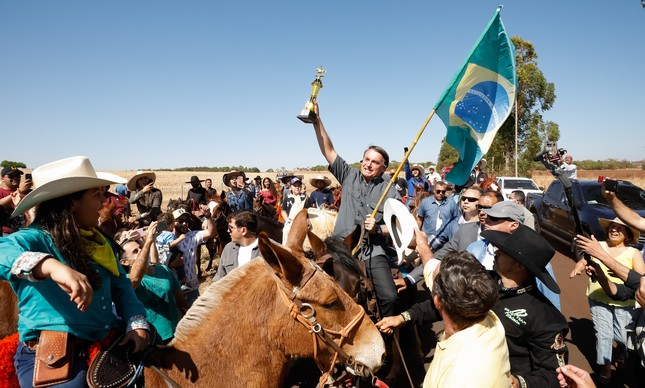 O presidente Jair Bolsonaro anda a cavalo em Uberlândia (MG) durante inauguração de centro de tratamento de água na última terça-feira (31)