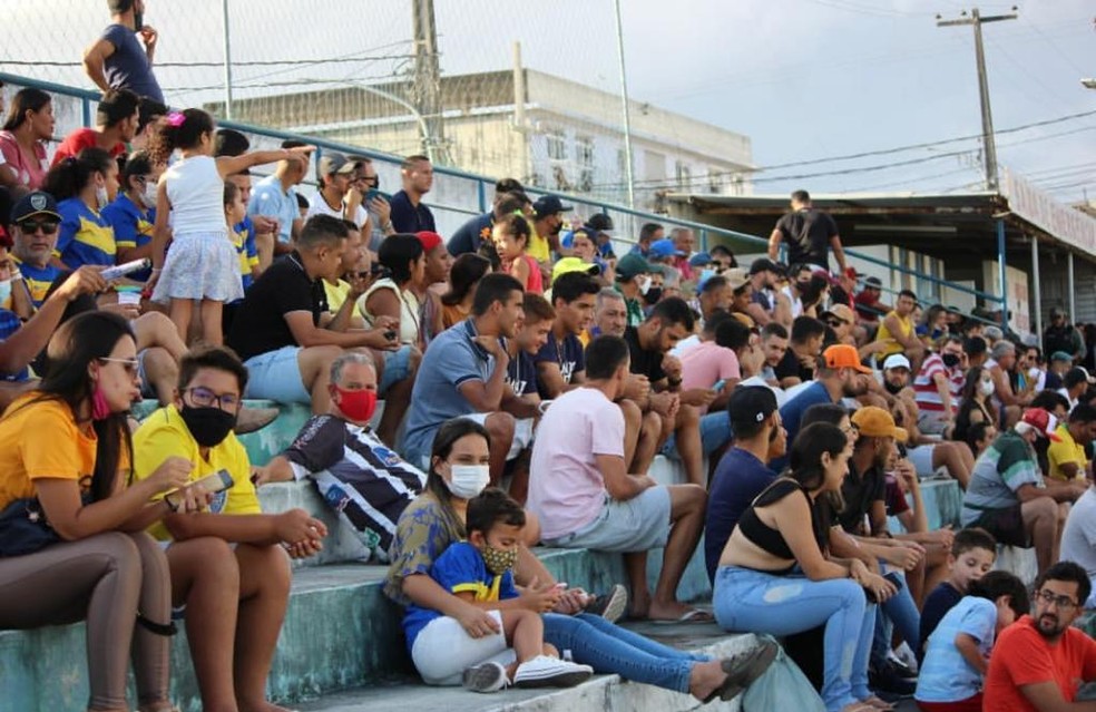 Torcida do Caruaru City no estádio Vera Cruz — Foto: Diego Lambretinha / Ascom Caruaru City