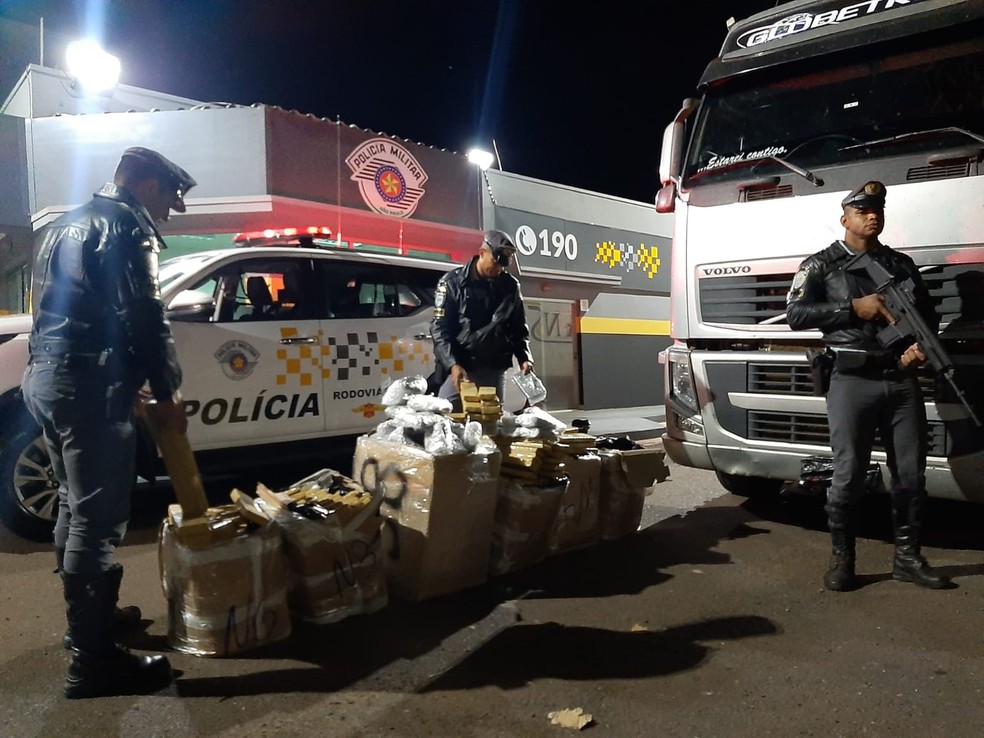 Foram apreendidos 374 tabletes de maconha, cocaína e crack, que totalizaram 388,3 quilos. — Foto: Polícia Rodoviária