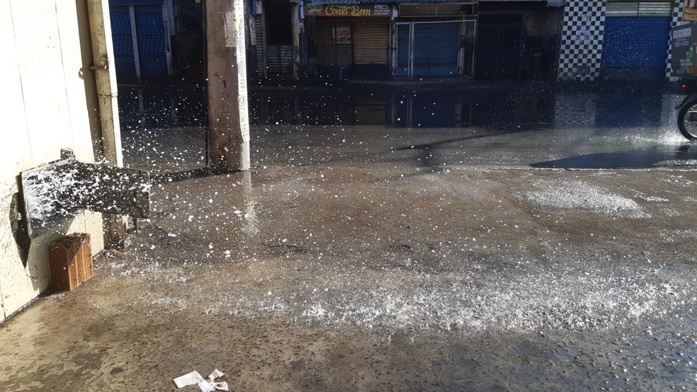 Furto de hidrômetros causa vazamentos de água na Avenida San Martin, em Salvador  — Foto: Adriana Oliveira/TV Bahia