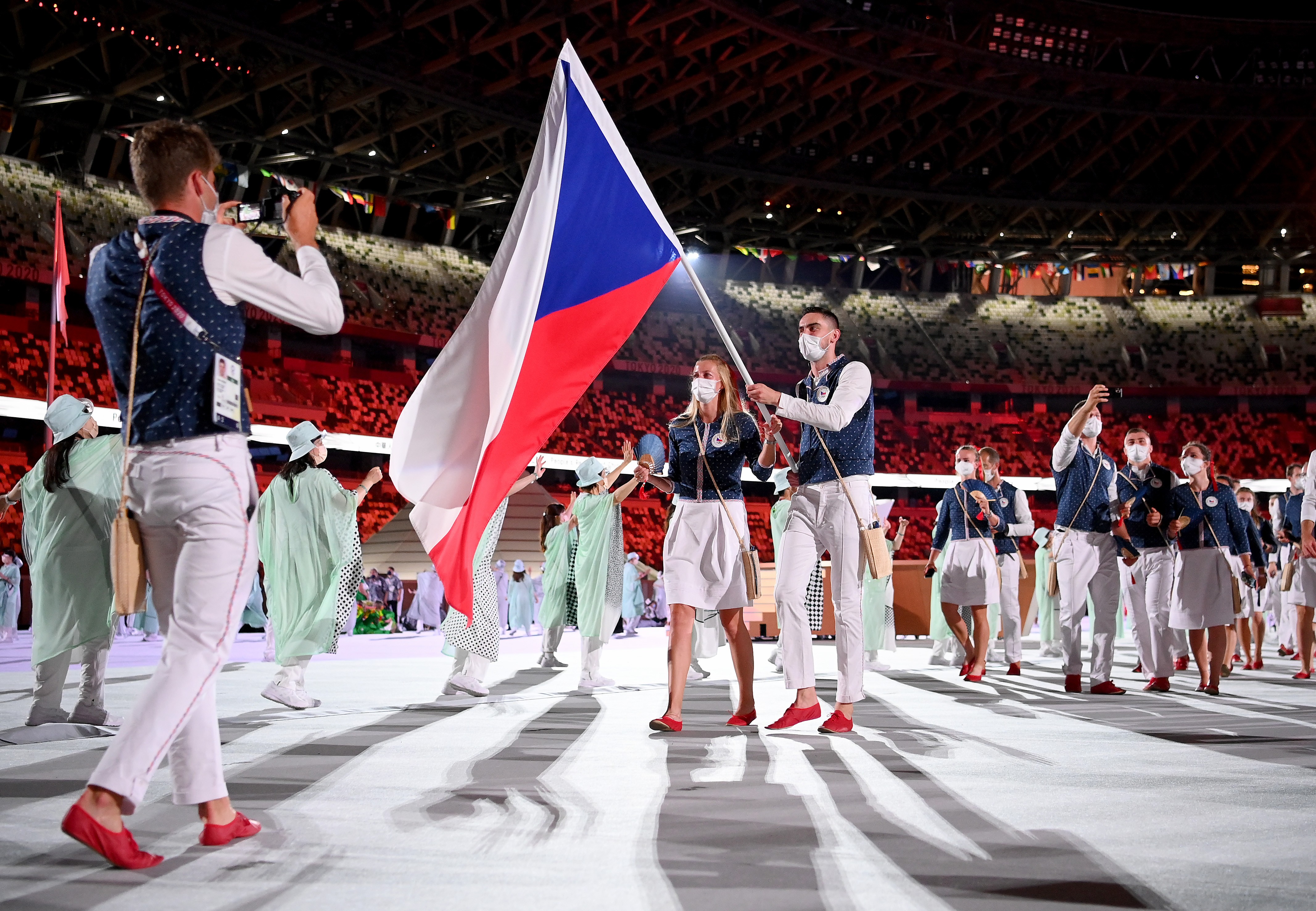 TOKYO, JAPAN - JULY 23: Flag bearers Petra Kvitova and Tomas Satoransky of Team Czech Republic lead their team out during the Opening Ceremony of the Tokyo 2020 Olympic Games at Olympic Stadium on July 23, 2021 in Tokyo, Japan. (Photo by Matthias Hangst/G (Foto: Getty Images)