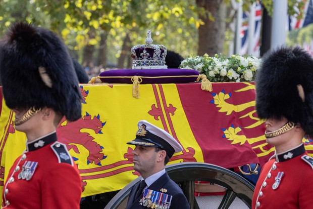 LONDON, ENGLAND - SEPTEMBER 14:  The coffin of Queen Elizabeth II, draped in the Royal Standard with the Imperial State Crown placed on top, is carried on a horse-drawn gun carriage of the King's Troop Royal Horse Artillery during the ceremonial processio (Foto: Getty Images)