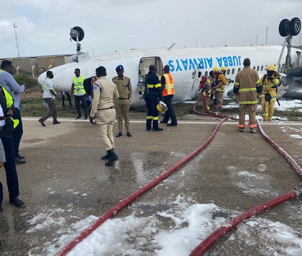 Avião fica de cabeça para baixo após acidente na Somália — Foto: SONNA