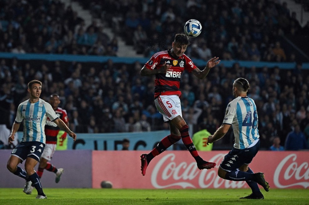 Erick Pulga cabeceia a bola em Racing x Flamengo &mdash; Foto: Luis ROBAYO / AFP