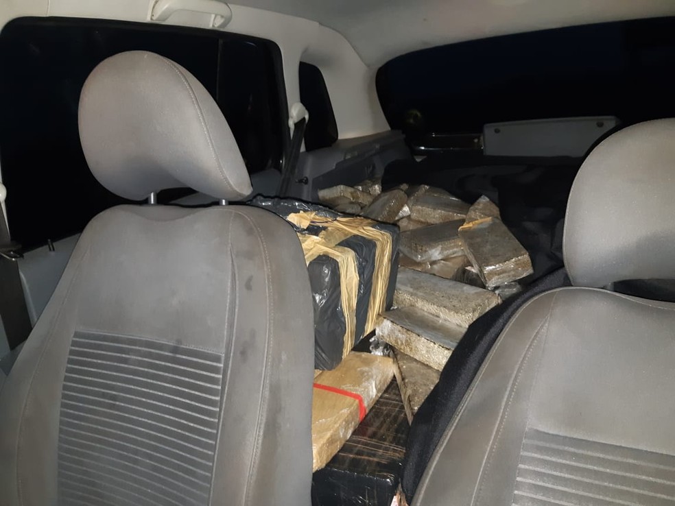 Um dos carros abordados levava 628,5 quilos de maconha em seu interior — Foto: Polícia Rodoviária Federal/Divulgação