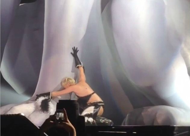 Miley Cyrus se agarra a pata de cachorro inflável gigante durante performance. (Foto: Instagram)
