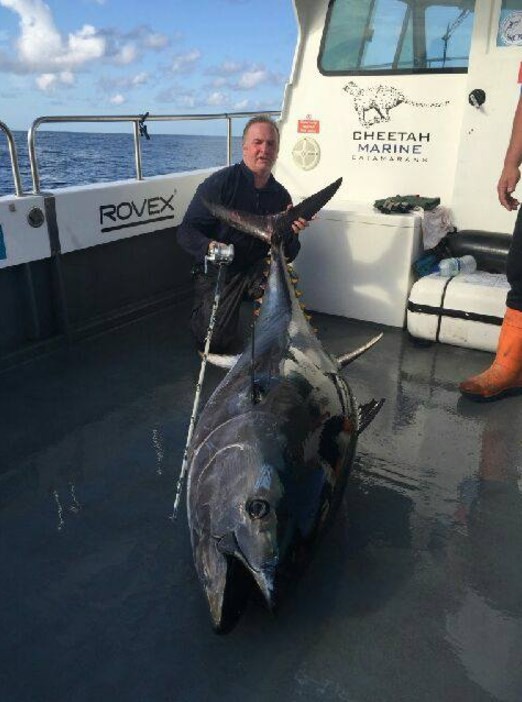Andrew exibe atum azul pescado no litoral galês