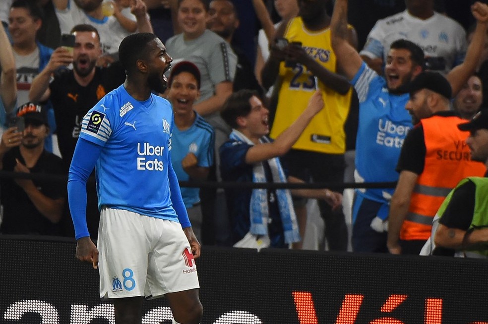Gerson comemora um dos gols da vitória do Olympique de Marselha sobre o Strasbourg — Foto: Sylvain THOMAS / AFP