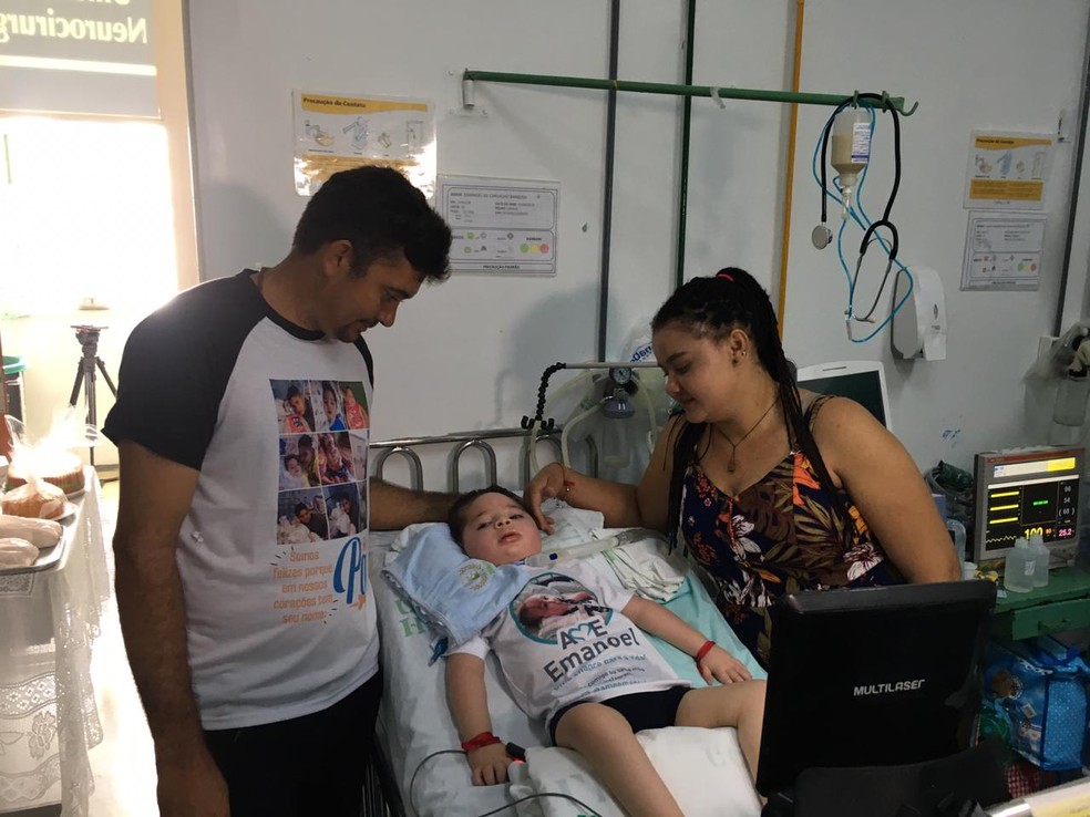 Pais de Emanoel conseguiram quarto e medicamento para levar o menino para casa. — Foto: Murilo Lucena/TV Clube