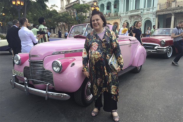 Suzy was assigned a convertible pink Chevvy to ferry her around town (Foto: @SuzyMenkesVogue)