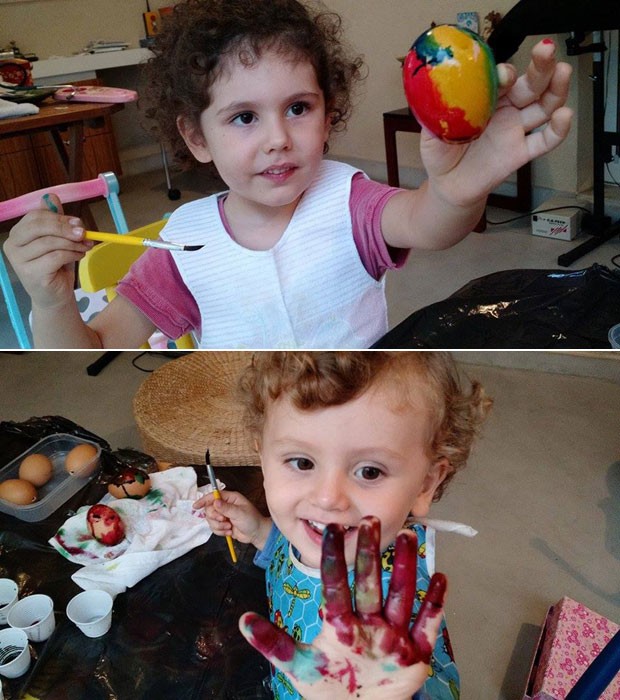 As crianças se divertem pintando os ovos  (Foto: Silvia Mattoso Gioielli/ Arquivo pessoal)