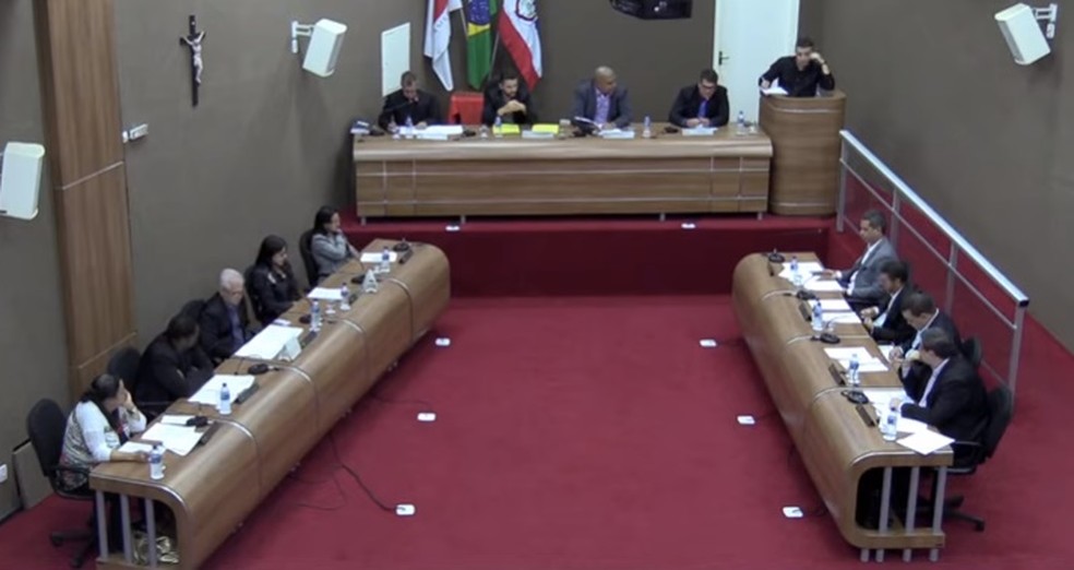 CÃ¢mara vota reduÃ§Ã£o de salÃ¡rios para o Executivo e Legislativo  â€” Foto:  CÃ¢mara de Arcos / reproduÃ§Ã£o
